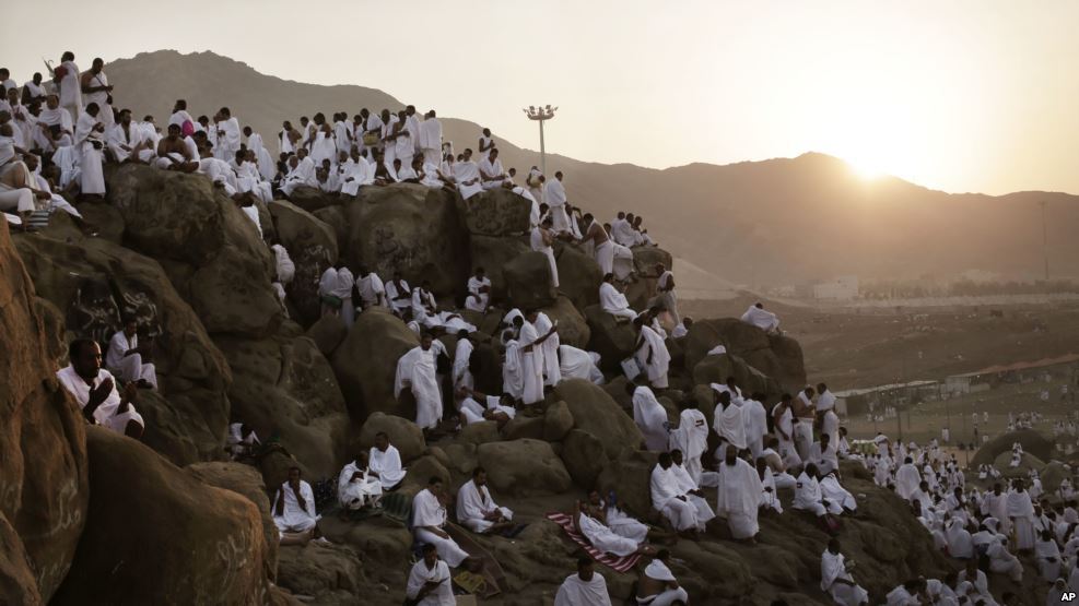 Muslims descend on Mecca for annual pilgrimage