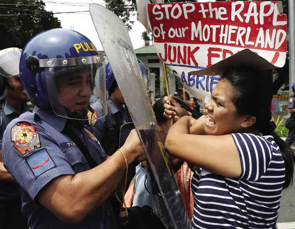 NO TO US BASES Riot cops block anti-US protesters. Marianne Bermudez