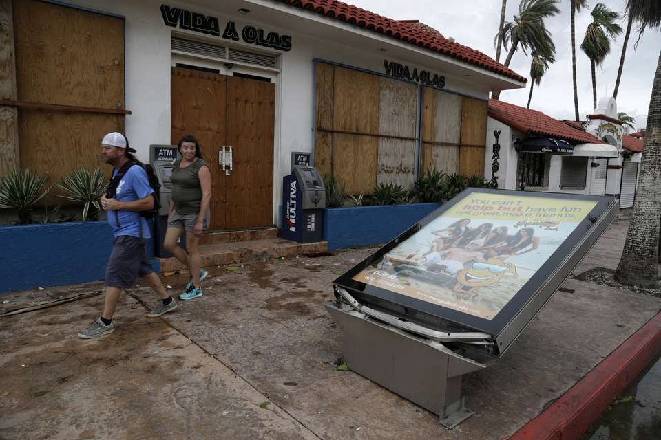 Hurricane Newton on path toward Mexico's border with Arizona