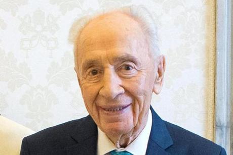 Pope Francis poses with former Israeli President Shimon Peres during a private audience at the Vatican