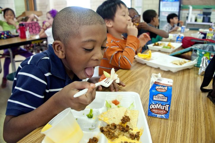 School cafeteria worker quits on Facebook over 'lunch shaming' policy