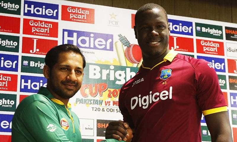 Pakistan's T20 captain Sarfraz Ahmed poses with West Indies&#39 T20 captain Carlos Brathwaite during a press conference in Dubai. — AFP