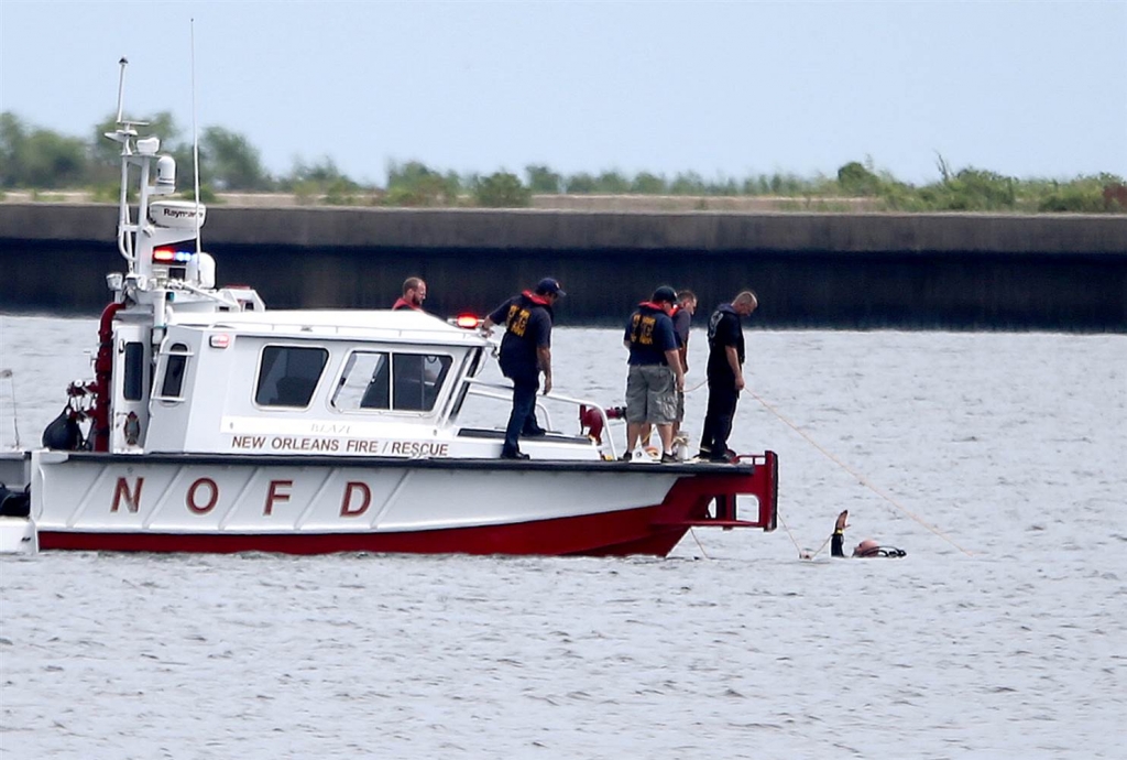 Search Continues For 2 Missing Men After Plane Crashes Into New Orleans's Lake Pontchartrain - 1 Woman Rescued