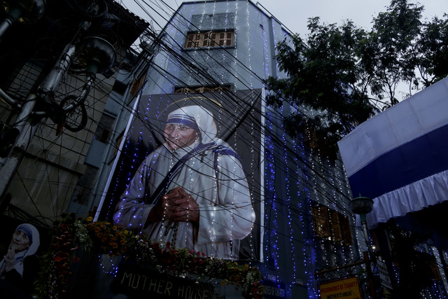 The Latest: Hundreds celebrate Mother Teresa in Kolkata