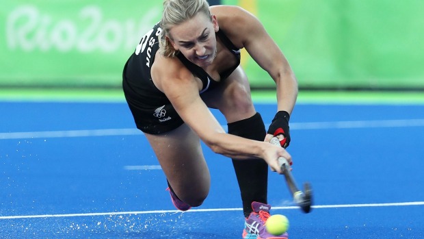 Liz Thompson shoots for the Black Sticks