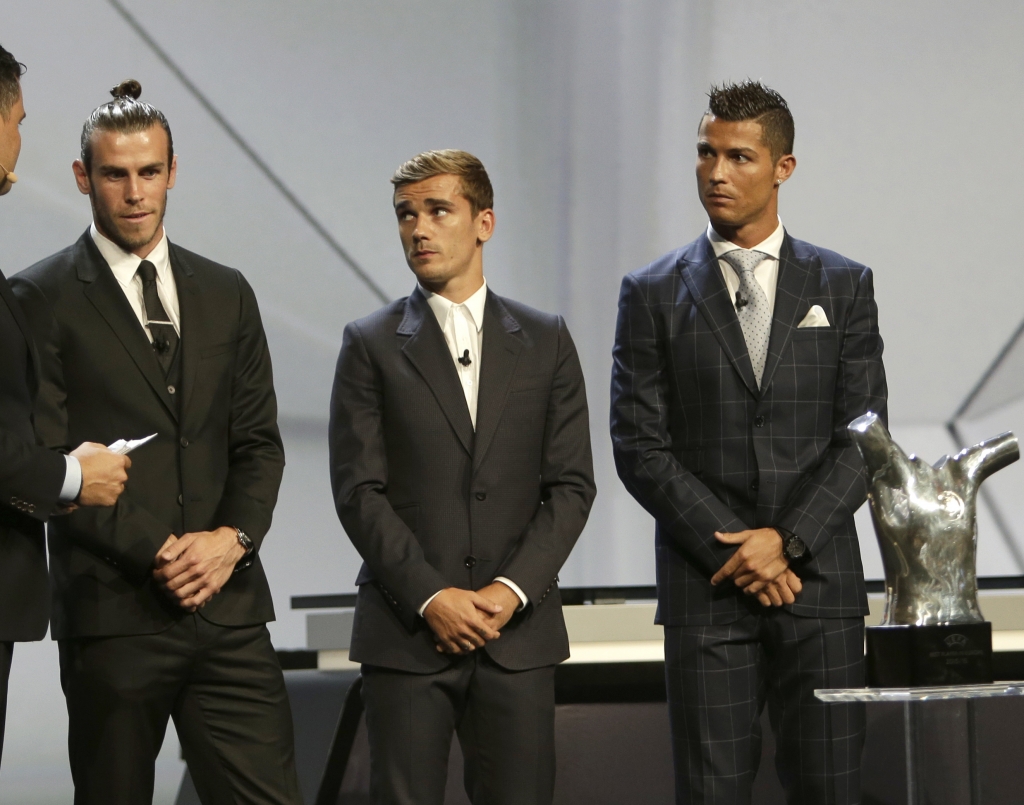 Atletico Madrid's forward Antoine Griezmann center Real Madrid's Gareth Bale left and Madrid's forward Cristiano Ronaldo of Portugal attend the award ceremony of the'best player of the year trophy during the UEFA Champions League draw at the Grim