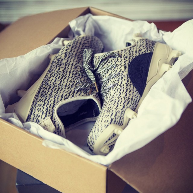 PHOTO: Von Miller shows off new Yeezy cleats