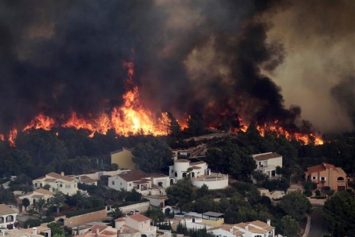 Javea fire sees thousands evacuated near Benidorm, Spain