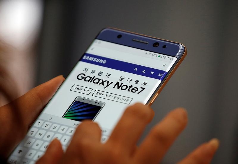 A visitor tries out a Samsung Electronics&#039 Galaxy Note 7 at company's headquarters in Seoul South Korea