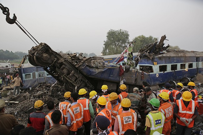 Over 100 dead, 150 injured after train derails in north India