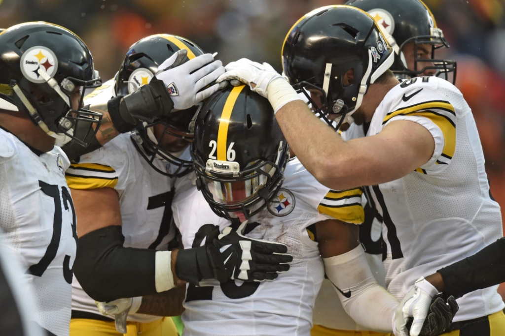 Pittsburgh Steelers running back Le'Veon Bell celebrates his touchdown with teammates during the first half of an NFL football game against the Cleveland Browns in Cleveland Sunday Nov. 20 2016