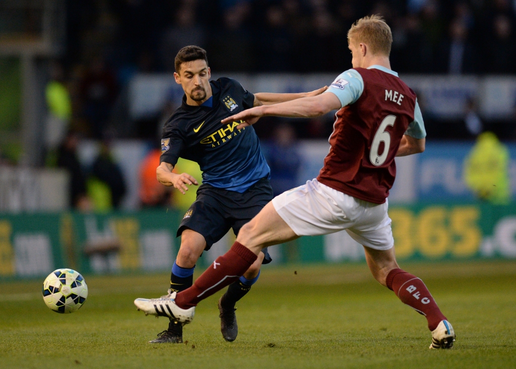 Silva strike enough for Man City's Champions League progress