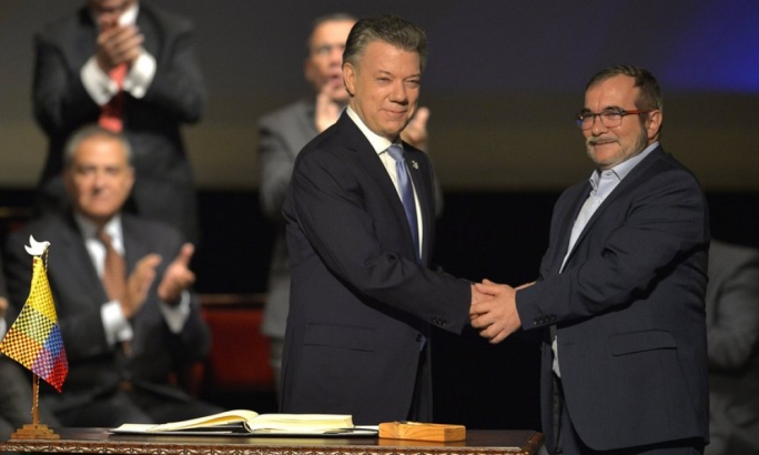 Colombian President Juan Manuel Santos and FARC leader Rodrigo Londono have signed a revised peace agreement