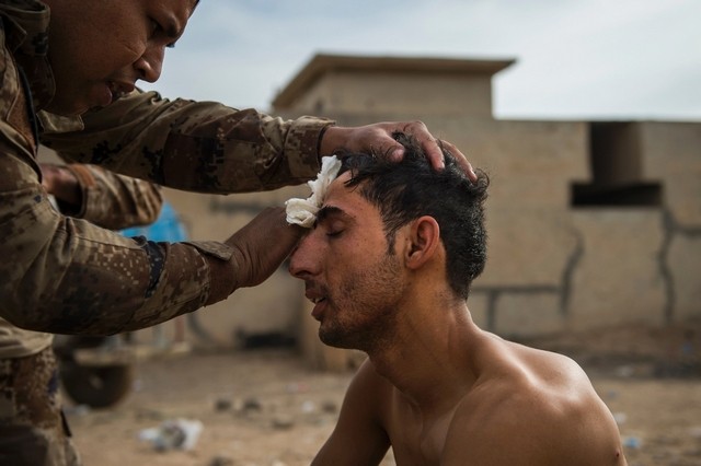 Desperate Iraqis demand food from soldiers retaking Mosul