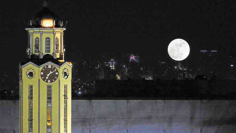 EXTRA LARGE The supermoon a rare celestial phenomenon is seen over Manila’s City Hall. The