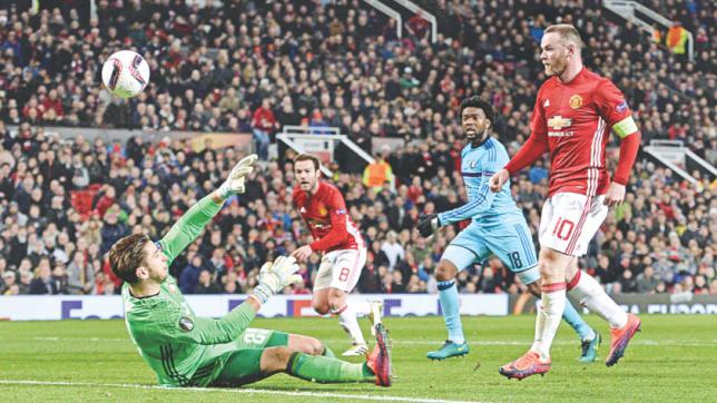 Rooney leads Man United to 4-0 win with record-breaking goal