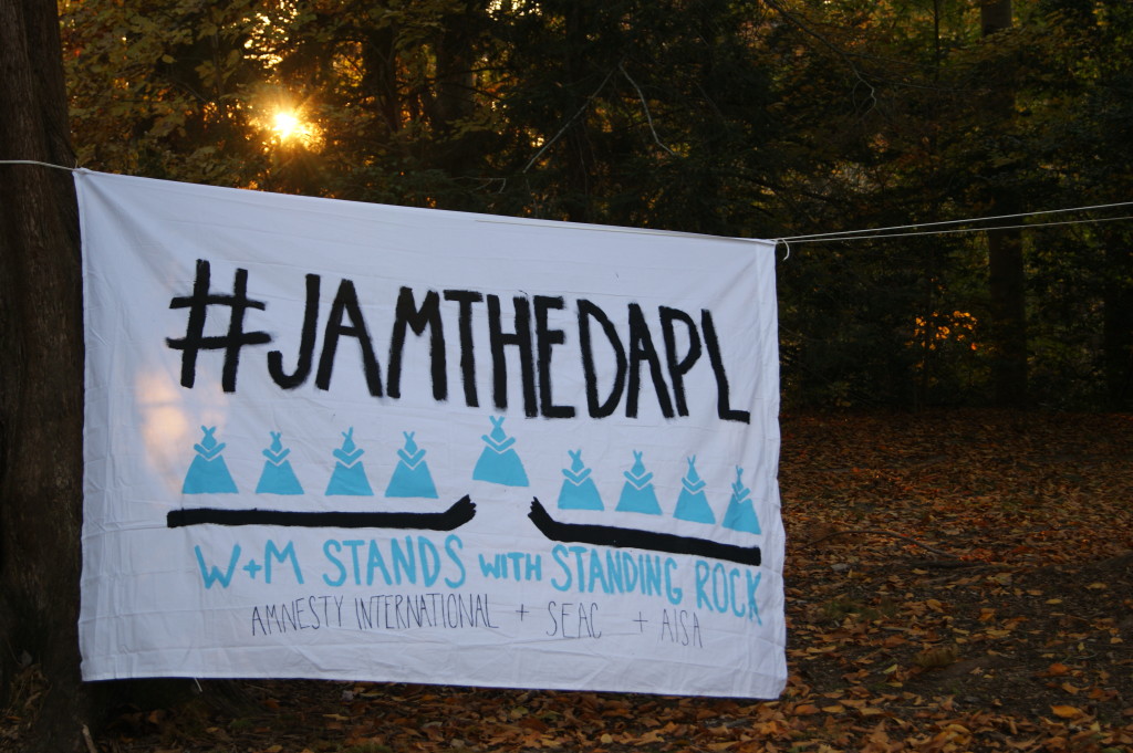 On Nov. 21 students gathered on the Sunken Garden to listen to music and support #JamTheDAPL. GABRIELLE PACHON  THE FLAT HAT