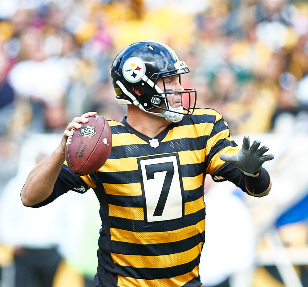 Pittsburgh Steelers quarterback Ben Roethlisberger looks before completing a pass to wide receiver Antonio Brown in the end zone for a touchdown during a NFL football game between the Pittsburgh Steelers and the New York Jets at Heinz