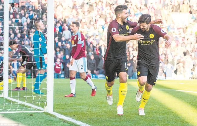 Aguero fires Man City top of Premier League table