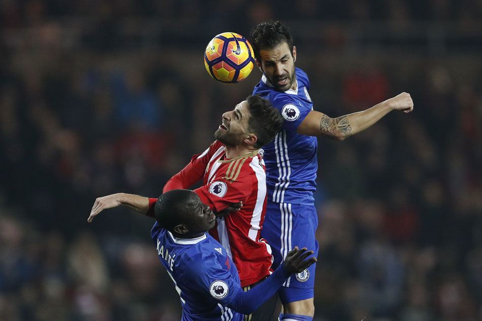 Chelsea's Cesc Fabregas and N'Golo Kante in action with Sunderland's Fabio Borini