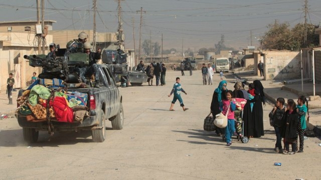 Civilians flee as Shi'ite groups close in on flashpoint town west of Mosul