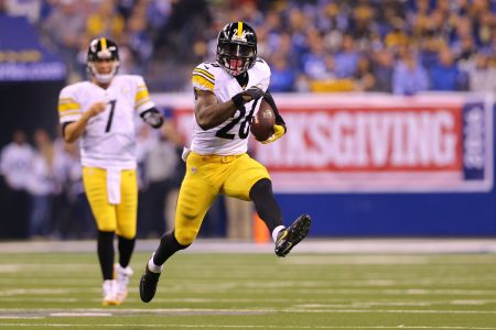 Pittsburgh Steelers running back Le'Veon Bell carries the ball as quarterback Ben Roethlishberger looks on. Credit Aaron Doster-USA TODAY Sports