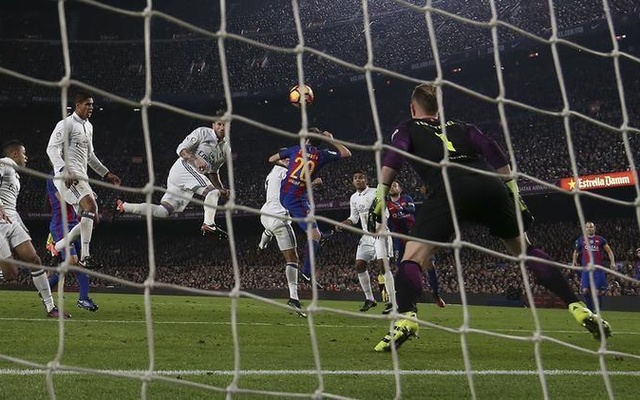 Ramos strikes in 90th as Madrid draws 1-1 at Barcelona