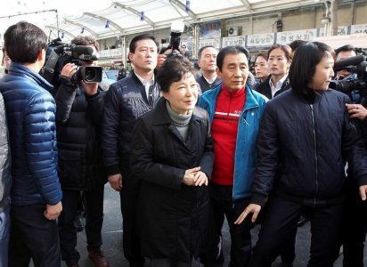 South Korean President Park Geun-hye visits the scene of a fire at a traditional market in Daegu South Korea