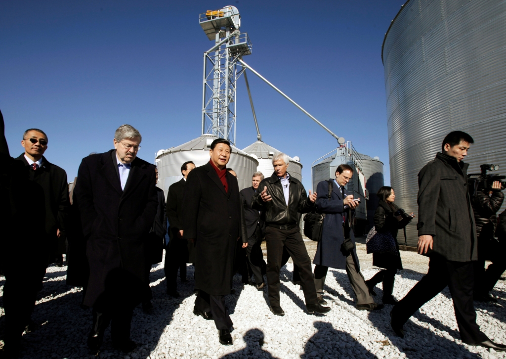 President Xi Jinping talks with Rick Kimberley and Iowa Governor Terry Branstad during a tour of Kimberley's farm in Maxwell Iowa