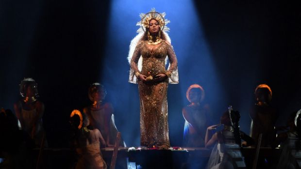 Beyonce performs Love Drought and Sandcastles at the 2017 Grammys