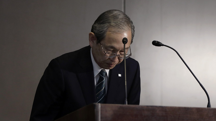 Bloomberg News              Toshiba President Satoshi Tsunakawa bows during a news conference in Tokyo on Wednesday