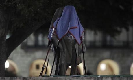 Confederate statutes removed from the University of Texas’s campus in Austin were secured to a trailer early Monday