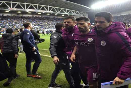 Sergio Aguero being escorted off the pitch by Man City's assistant coach Mikel Arteta