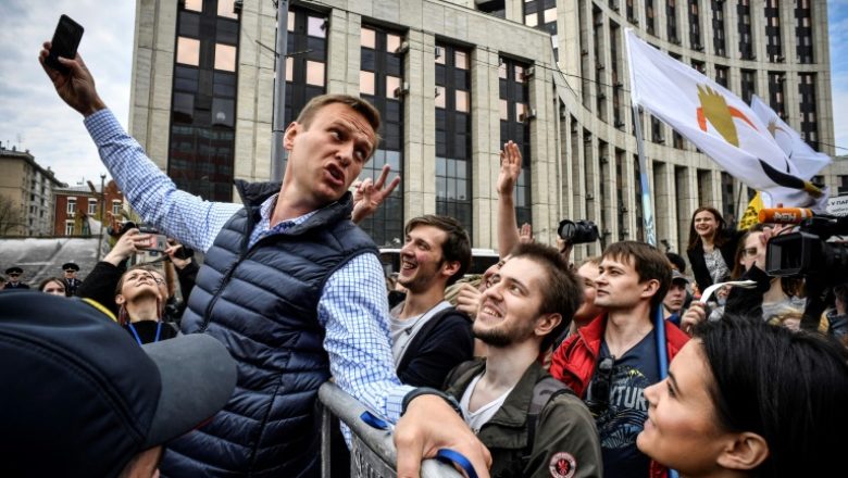 Russian opposition leader Alexei Navalny detained at Moscow protest