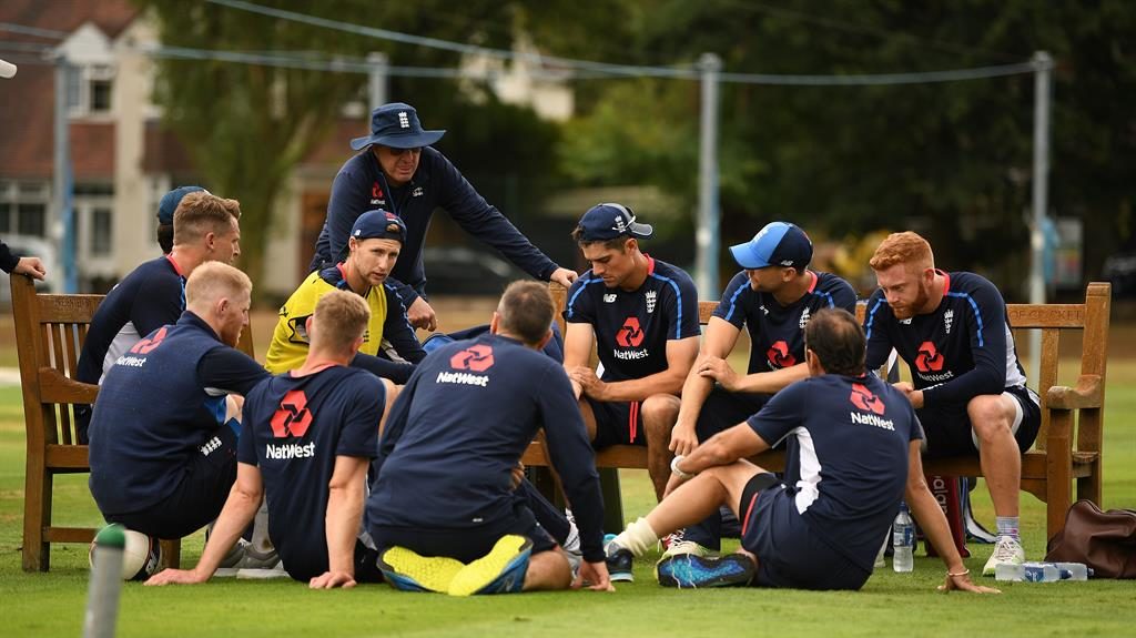 Team talk England’s
players listen intently
as Root speaks to
them yesterday