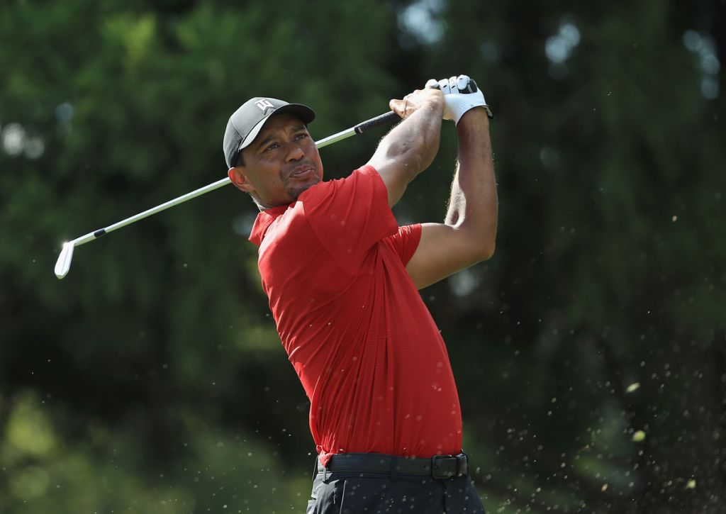 Tiger dazzles with 3rd-round 65, holds 3-shot lead at Tour Championship